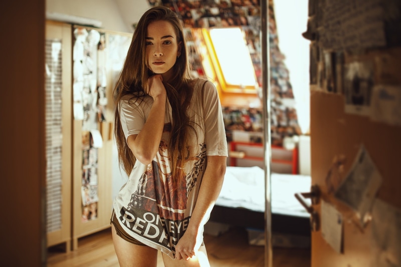 white, warm colors, young women, standing, lifestyles, long hair, indoors, front view, looking at camera, beauty, young adult, s, fashion, casual clothing