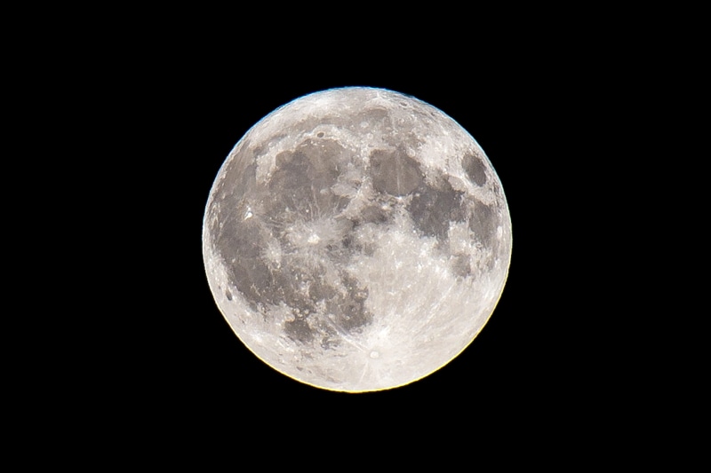 black background, full, space and astronomy, outdoors, volle maan, no people, beauty in nature, moonlight, light, maan, full moon, sky, 5K, nature, midnight