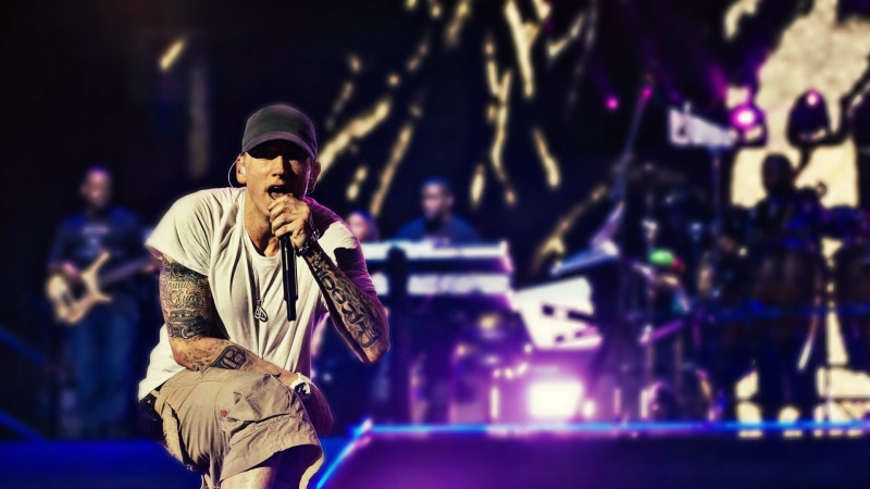 arts culture and entertainment, playing, incidental people, popular music concert, Monster tour, performance, rap , light, nightlife, adult, performance group