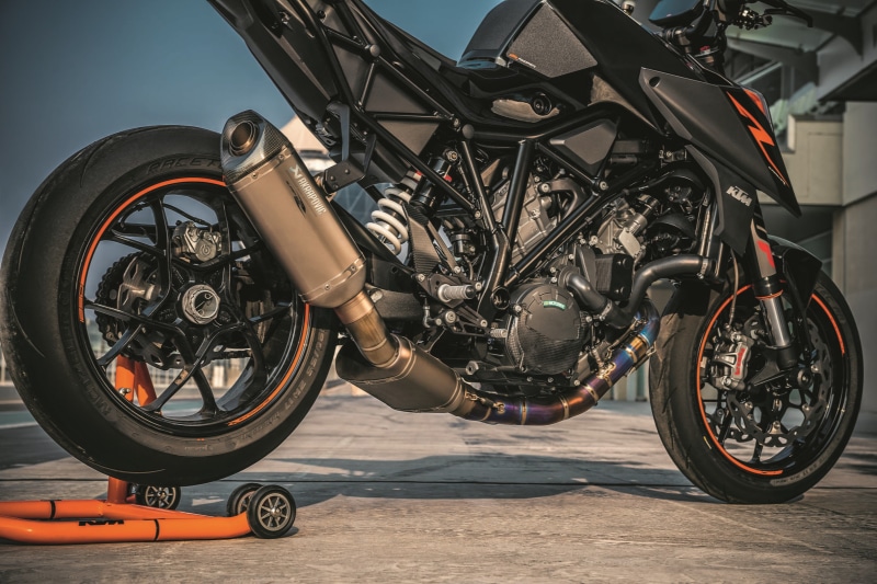 2K, transportation, city, garage, bicycle, outdoors, spoke, auto repair shop, mode of transportation, KTM, tire, KTM 1290 Super Duke, street, close-up