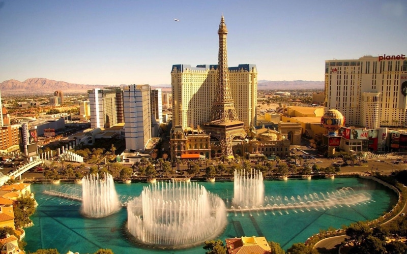 city, water, hotel, outdoors, tower, paris, architecture, residential district, sky, fountain, tall - high, 2K, luxury, building, office building exterior