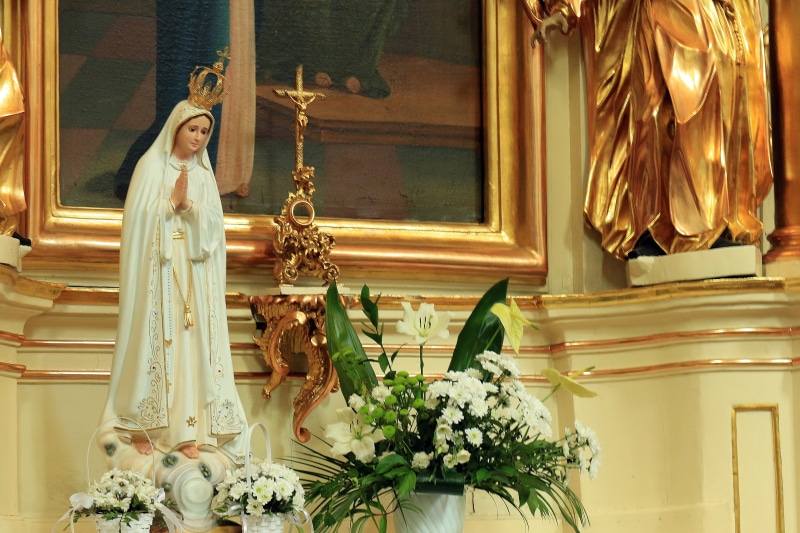male likeness, flower arrangement, sakrum, built structure, christianity, representation, figure, architecture, religion, female likeness, the altar, human representation