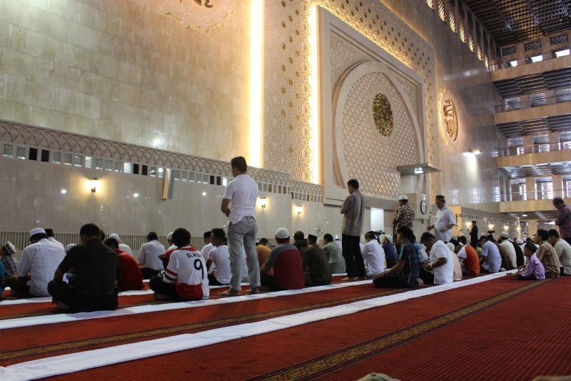 women, faith, 5K, spirituality, crowd, islamic, group of people, adults only, real people, history, men, building, concrete, rear view, place of worship