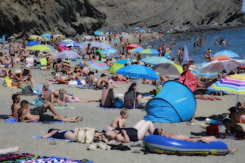 vacations, leisure activity, Beach, parasol, sunbathing, group of people, sandy beach, beach game, outdoors, beach, real people, 5K, relaxation, color