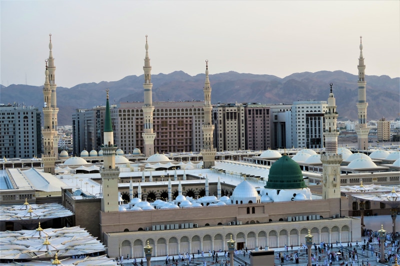 travel, panoramic, building exterior, place of worship, mosque, nature, masjid nabawi, architecture, high angle view, dome, 5K, tourism, white, day, government