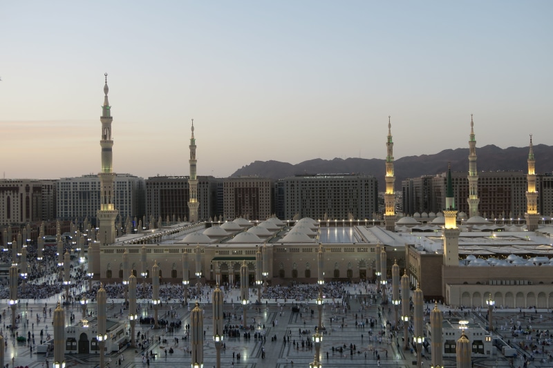 clear sky, 5K, residential district, religion, building exterior, architecture, masjid nabawi, skyscraper, travel, place of worship, outdoors, travel destinations