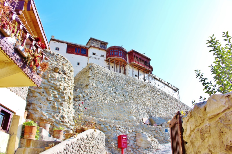 spirituality, mountain, castle, clear sky, building, 5K, built structure, tree, no people, history, pakistan, landmark, stronghold, plant, Pakistan, Historical