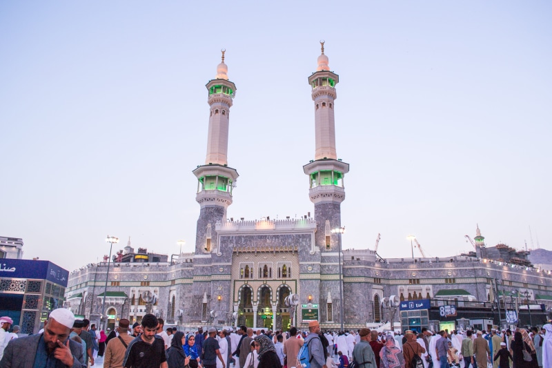 built structure, islam, clear sky, lifestyles, 4K, minar, building exterior, tourism, real people, adult, group of people, architecture, makkah, sky, prayer