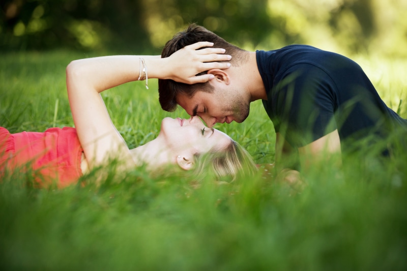 adult, day, people, couple, love, park, blur, lovers, lifestyles, man, casual clothing, outdoors, leisure, selective focus, grass, romance, nature, contemplation