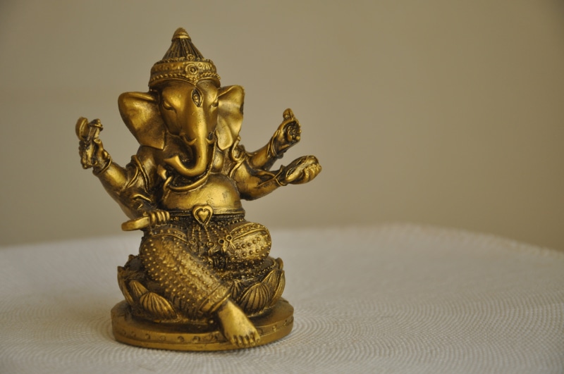 studio shot, no people, gold colored, craft, art and craft, 4K, still life, creativity, animal representation, close-up, abundance, belief, oneness, idol