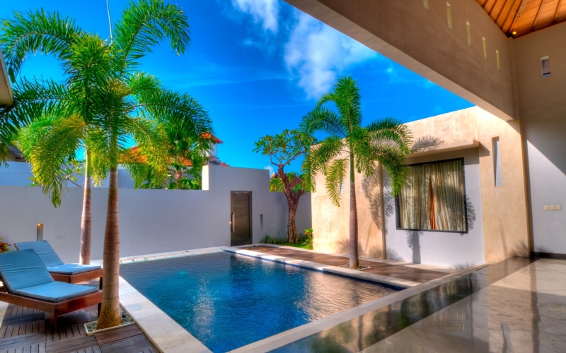 swimming pool, palm tree, wealth, plant, no people, house, pool, outdoors, 2K, tourist resort, swimming, luxury, day, poolside, white, tropical climate