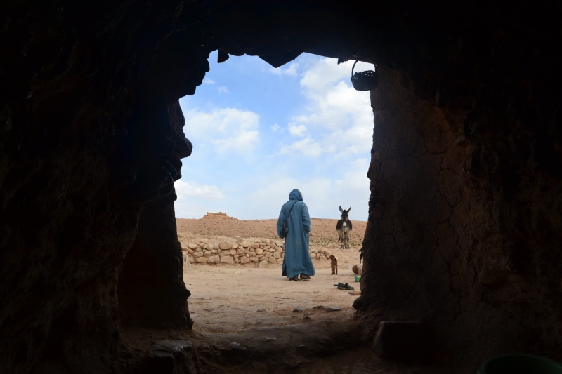 women, 4K, leisure activity, land, rock formation, rock, morocco, nomad, real people, architecture, men, berber, marrakesh, day, africa, sky, muslim, outdoors