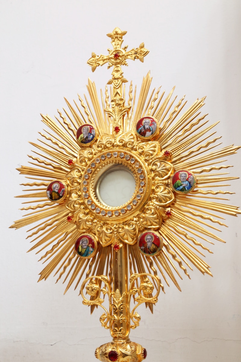 «monstrance» HD Wallpapers