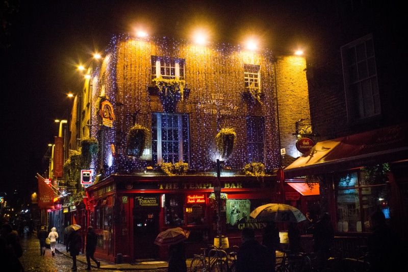 temple bar, real people, illuminated, building exterior, city, pubs, motion, building, residential district, nightlife, street light, group of people, light