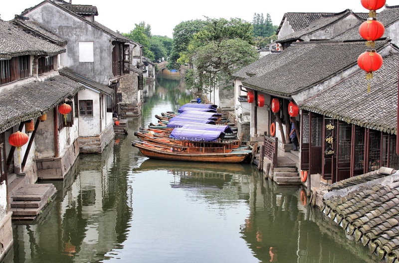 outdoors, passenger craft, village, building, day, bridge, nature, moored, plant, no people, mode of transportation, wooden post, suzhou, 2K, built structure
