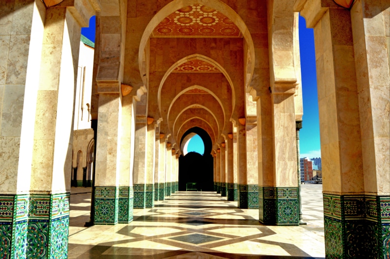travel destinations, diminishing perspective, nature, corridor, arch, direction, sunlight, architectural column, 5K, islamic architecture, building, incidental people