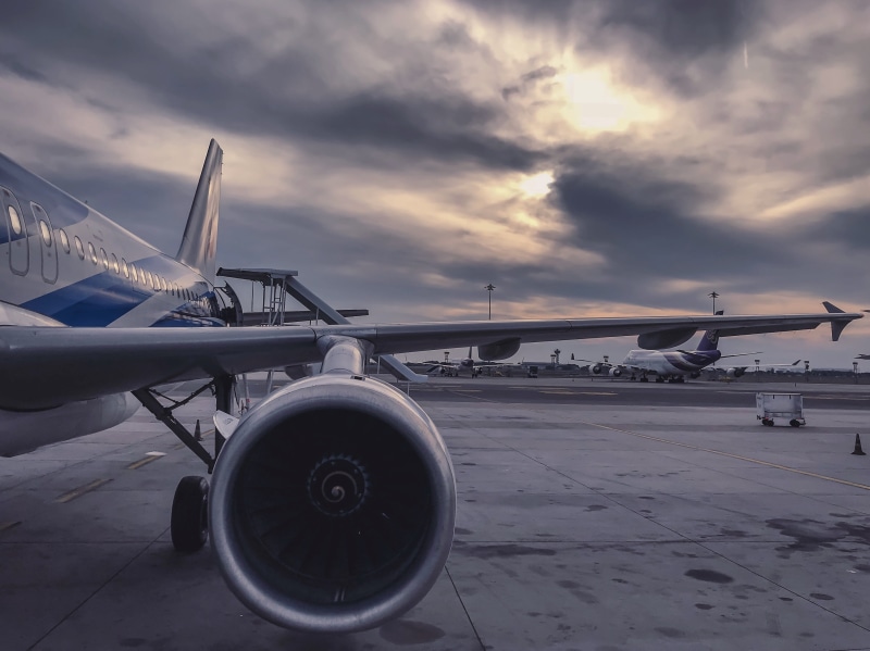 plane, 4K, no people, air vehicle, cloudy sky, jet, aviation, cloud - sky, aircraft wing, engine, gray, travel, transportation, aerospace industry, public transportation