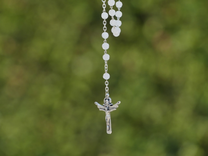 selective focus, nature, 4K, prayer, purity, water, necklace, no people, beads, day, focus on foreground, shape, jesus, christ, outdoors, christianity