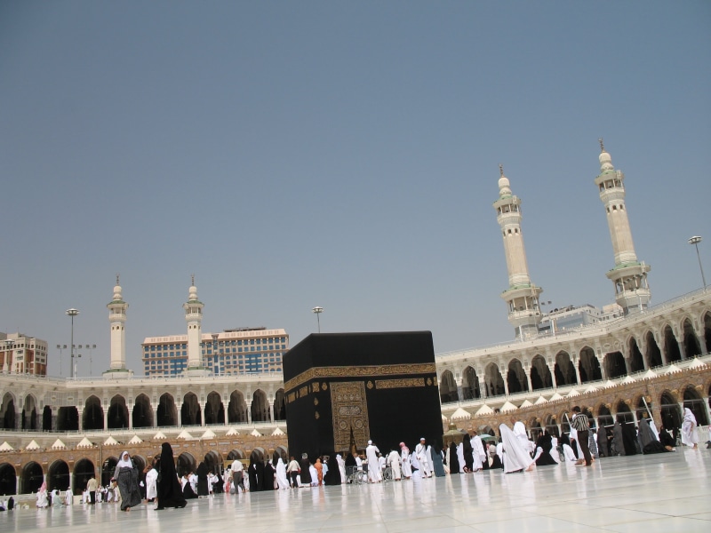 tourism, architecture, real people, travel destinations, masjid, history, group of people, large group of people, built structure, building, sky, 2K, clear sky