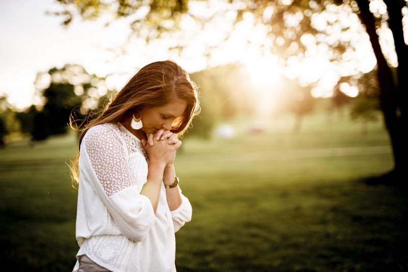 beside, woman, prayer, emotion, focus on foreground, bokeh, focus, woman praying, outdoors, adult, smiling, tree, religion, hairstyle, jesus, sunset, caucasian