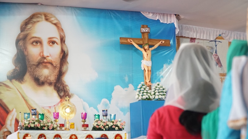 men, catholic, young adult, pray, adult, religious, bible, catholicism, church, sacrament, place of worship, headshot, crucifix, 5K, faith, people, jesus