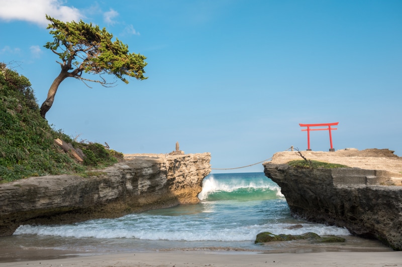 built structure, cliff, traditional, arch, nature, asia, rock - object, water, travel, plant, gateway, tourism, scenics - nature, architecture, ocean, rock