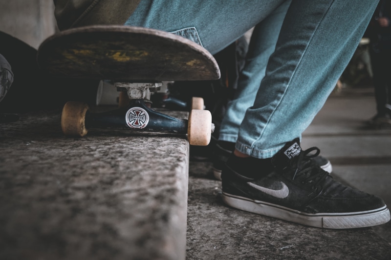 sports, makam, one person, sk8, algeria, shoe, sport, human leg, work tool, human foot, real people, human body part, symbol, 5K, low section, running shoe