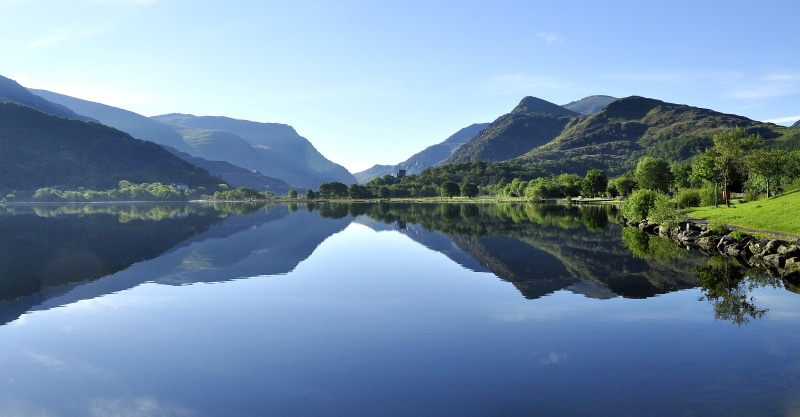 Lake  mountains, green, Yahoo, Snowdonia, clear, near, Owen, scenics, forest, trees, landscape, Mirror  image, spring  bank  holiday, green leaf, natural  Lake