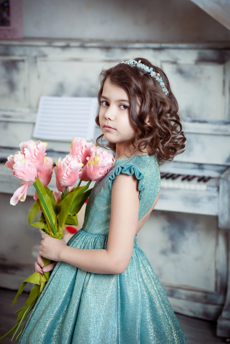 one person, leisure activity, lifestyles, plant, portrait, bouquet, beauty in nature, young, flower arrangement, face, happy, real people, child, flowers