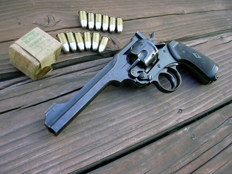 steel, pistol, bullets, high angle view, 720P, equipment, choice, gun, knife, wood - material, work tool, Lee Enfield, variation, revolver, indoors, Webley Revolver