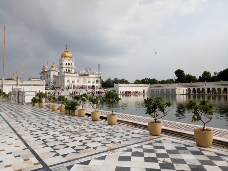 swimming pool, dome, architecture, building, bangla sahib, outdoors, water, built structure, belief, plant, building exterior, nature, cloud - sky, 4K