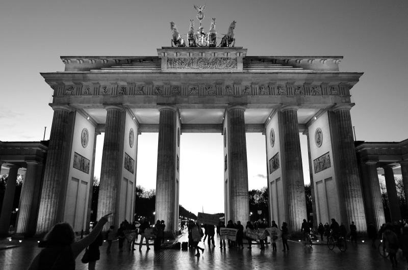 architecture, gate, group of people, real people, sky, brandenburger tor, tourism, the past, outdoors, city, black, city gate, architectural column, building exterior