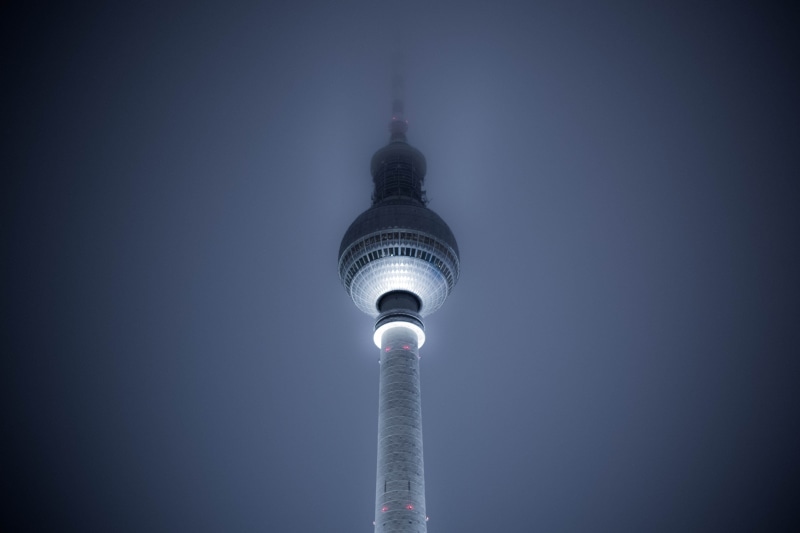 5K, architecture, low angle view, fernsehturm, technology, skyscraper, fog, modern, sphere, berliner fernsehturm, germany, spire, travel destinations