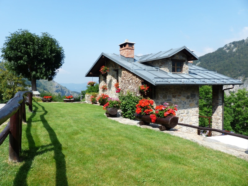 country house, piedmont, clear sky, sky, no people, pots, live, petaled, holiday home, built structure, building exterior, summer house, home, building