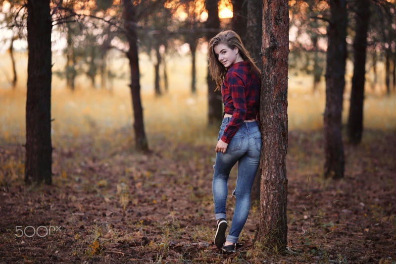 plaid, real people, warm clothing, beautiful woman, woodland, tree, young adult, land, forest, jeans, full length, trees, young women, portrait, back, autumn
