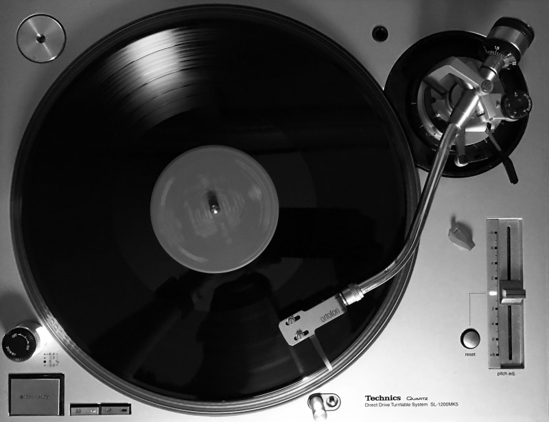 ceiling, high angle view, stereo, old-fashioned, Black White, close-up, retro styled, arts culture and entertainment, metal, white, record, black, technology