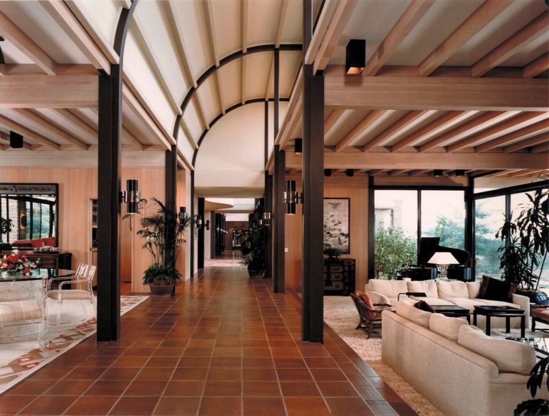 domestic room, luxury, seat, indoors, absence, roof beam, no people, tiles, furniture, built structure, empty, building, architectural column, ceramic