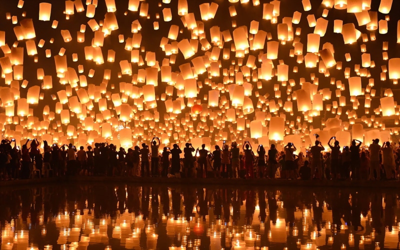 Loi Krathong Festival, 1080P, celebration, Floating Lanterns, illuminated, sunset, belief, lot, crowd, lighting equipment, orange color, sky, nature, night
