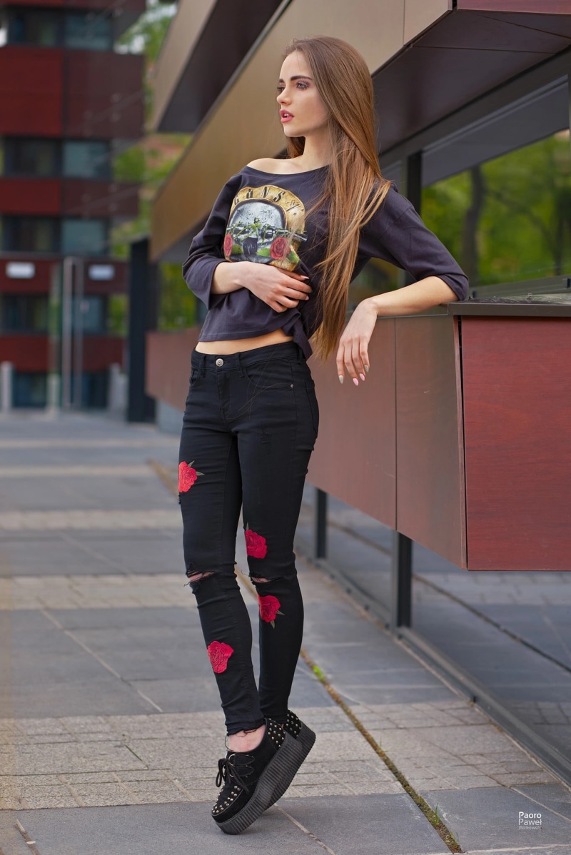 watermarked, looking away, Paweł Paoro Witkowski, bare shoulders, T-shirt, jeans, long hair, brunette, lipstick, 1080P, portrait display, women, depth of field