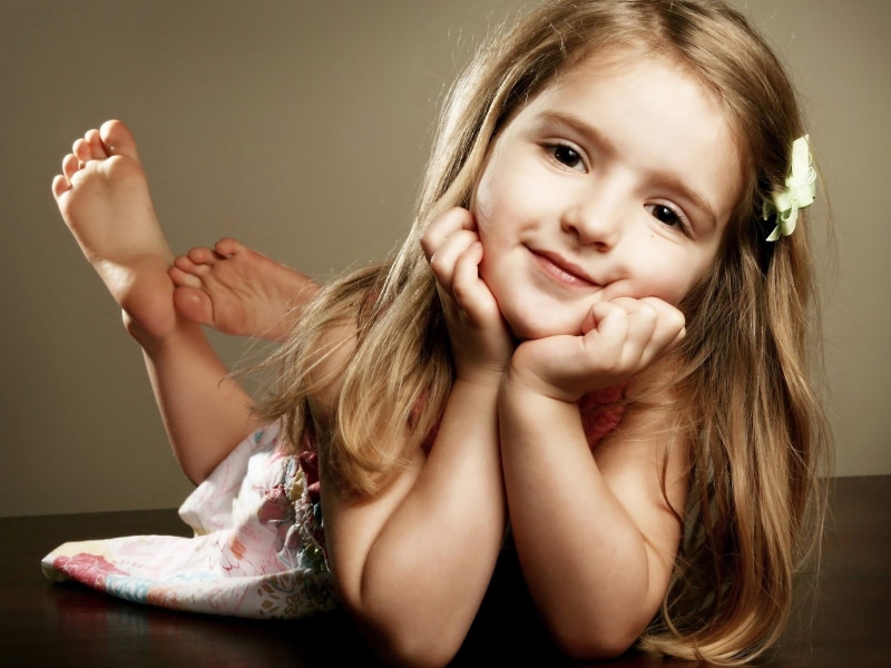 hair, feet, 720P, long hair, indoors, girls, cute, positive emotion, emotion, offspring, body part, childhood, little girl, hairstyle, looking at camera