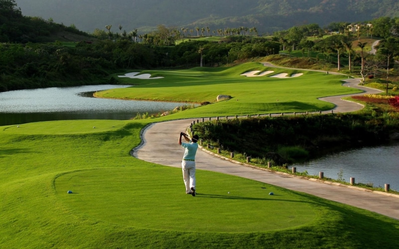one person, taking a shot - sport, water, sport, adult, skill, activity, golf, weekend activities, nature, leisure activity, golf swing, sand trap, 1080P