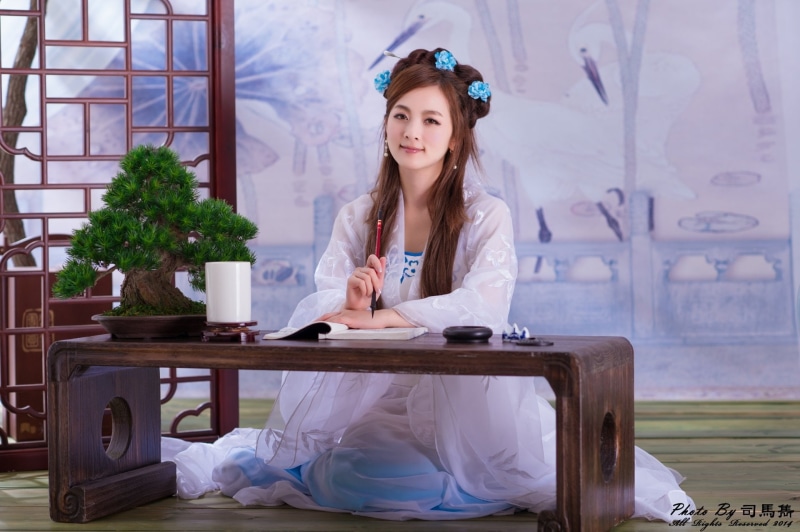 beautiful woman, lifestyles, Taiwanese, leisure activity, contemplation, Mikako Zhang Kaijie, Brush, Bonsai, Traditional Costume, Chinese, young women