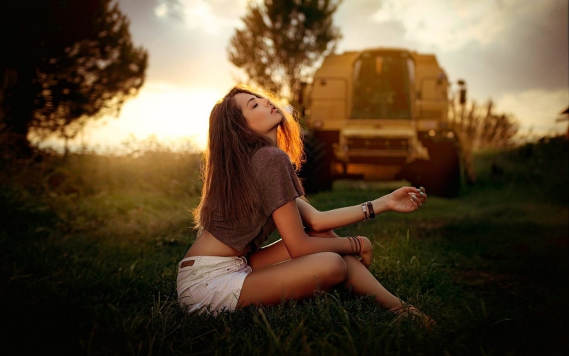 long hair, plant, field, 1080P, beautiful woman, women, young women, real people, one person, grass, young adult, fashion, lifestyles, casual clothing