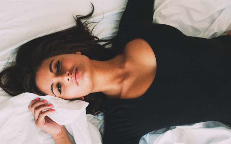 hairstyle, 1080P, bed, lifestyles, bedroom, furniture, portrait, leisure activity, young adult, relaxation, indoors, young women, black hair, headshot