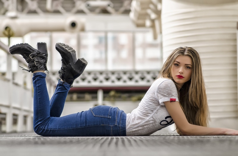 casual clothing, teenager, model, blonde, jeans, full length, leisure activity, 1080P, girls, young women, one person, sitting, hairstyle, hair, child
