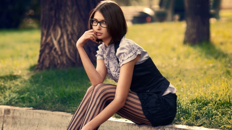 young women, sitting, legs, hairstyle, young adult, fashion, contemplation, s, hair, black, long hair, gray, model, 1080P, one person, beautiful woman