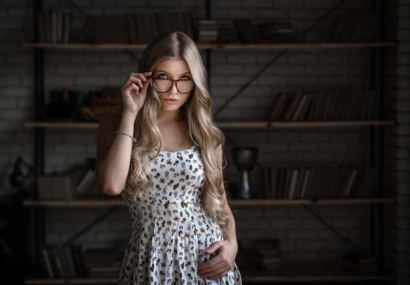 young women, hair, portrait, white, wearing, indoors, long hair, front view, black, woman, one person, blond hair, beautiful woman, hairstyle, lifestyles