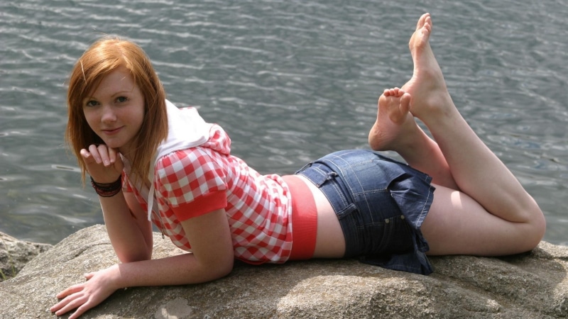 hd, feet, outdoors, skirts, redheads, women, lying, female, 1080P, soles, teen, legs, models, barefoot, toes, people, hoodies, art