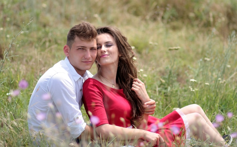 outdoors, emotion, women, near, boy, lifestyles, smiling, heterosexual couple, adult, teenager, sitting, girl, positive emotion, males, bonding, young couple