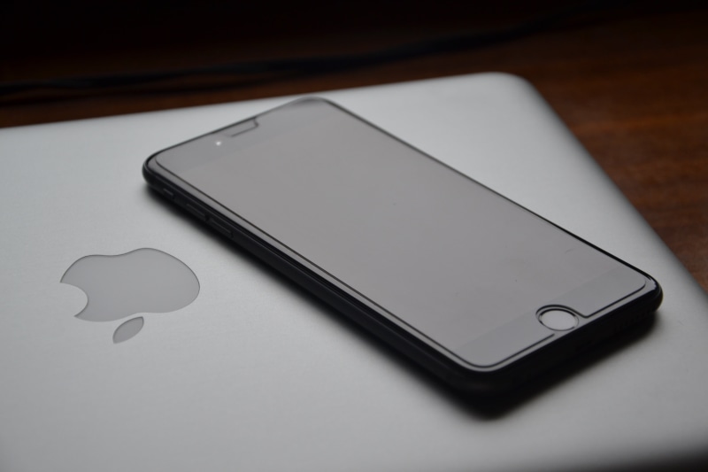 no people, to write, table, mac book, indoors, macbook, technology, heart shape, apple, cell, communication, simplicity, apple iphone, copy space, mobility